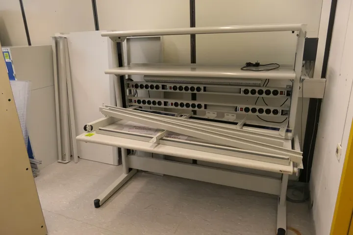 Arbeitstisch mit Möbelteilen Maße in cm ca.: 165 x 90 x 160